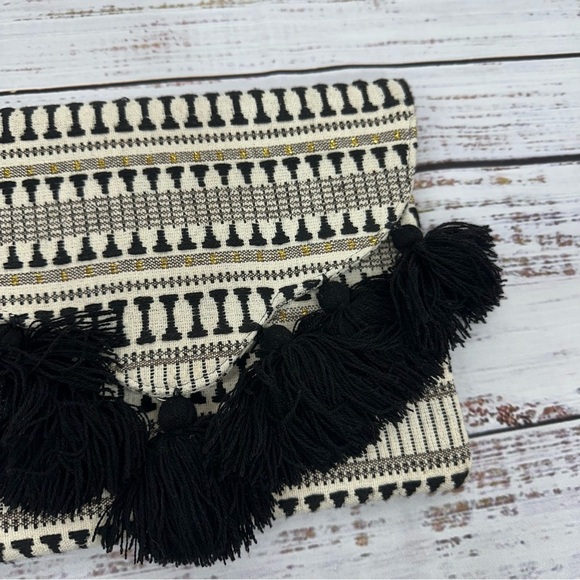 Mud Pie Black & Off White Woven Tassel Clutch New - Picture 3 of 11